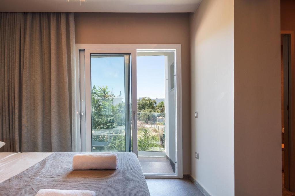 Skipper Beachfront Suites - 4