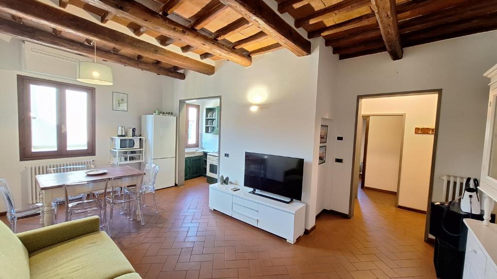 een woonkamer met een bank, een tv en een tafel bij Casa Mojito in Florence