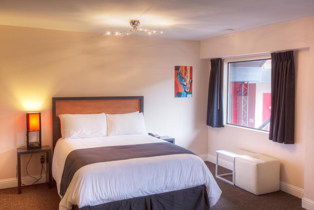 a bedroom with a large bed and a window at Hotel Ruby in Spokane