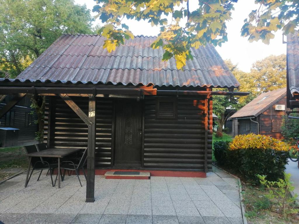 eine kleine Hütte mit einem Tisch und einem Dach in der Unterkunft Počitniška hišica Patrik in Mostec