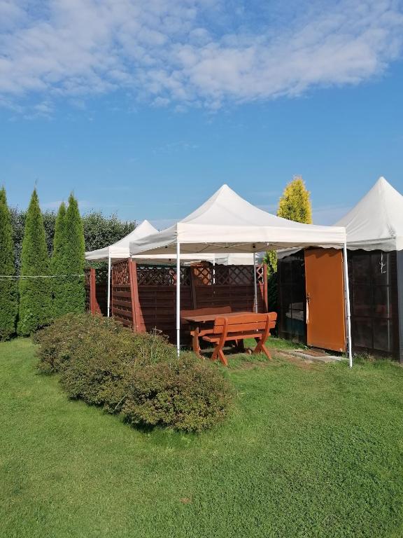 a picnic table under a tent in a yard at DOM KĄCIK in Kąty Rybackie
