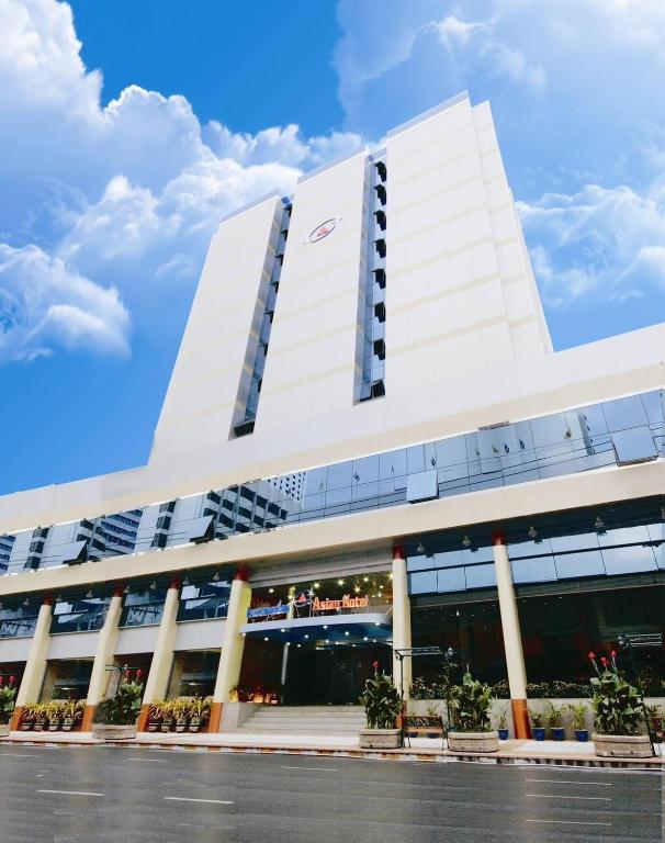 ein großes weißes Gebäude vor dem Hintergrund des Himmels in der Unterkunft Asian Hotel in Hat Yai