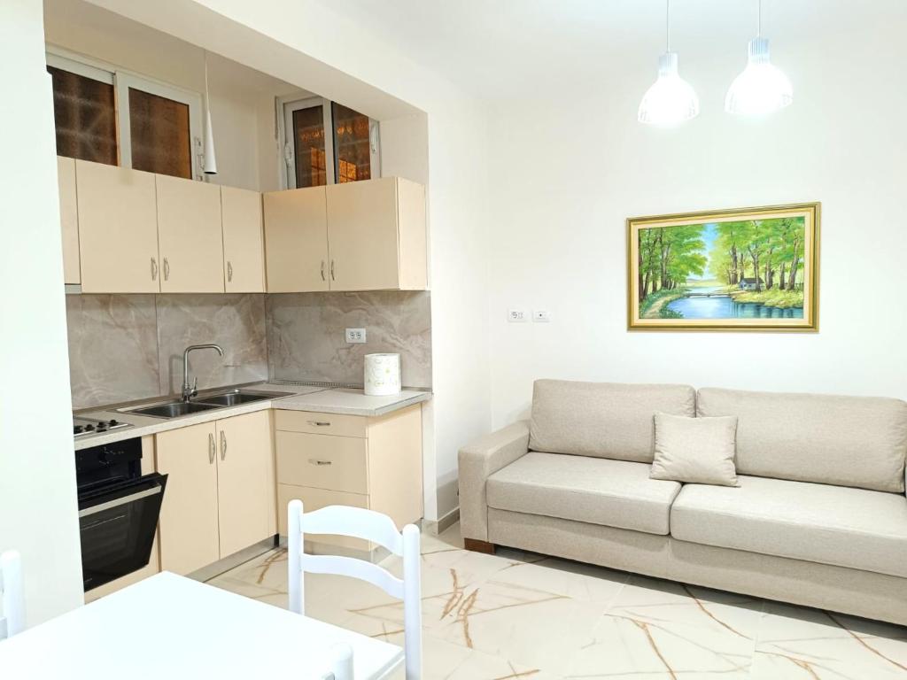 un soggiorno con divano e cucina di Vlora 3D Guesthouse a Vlorë
