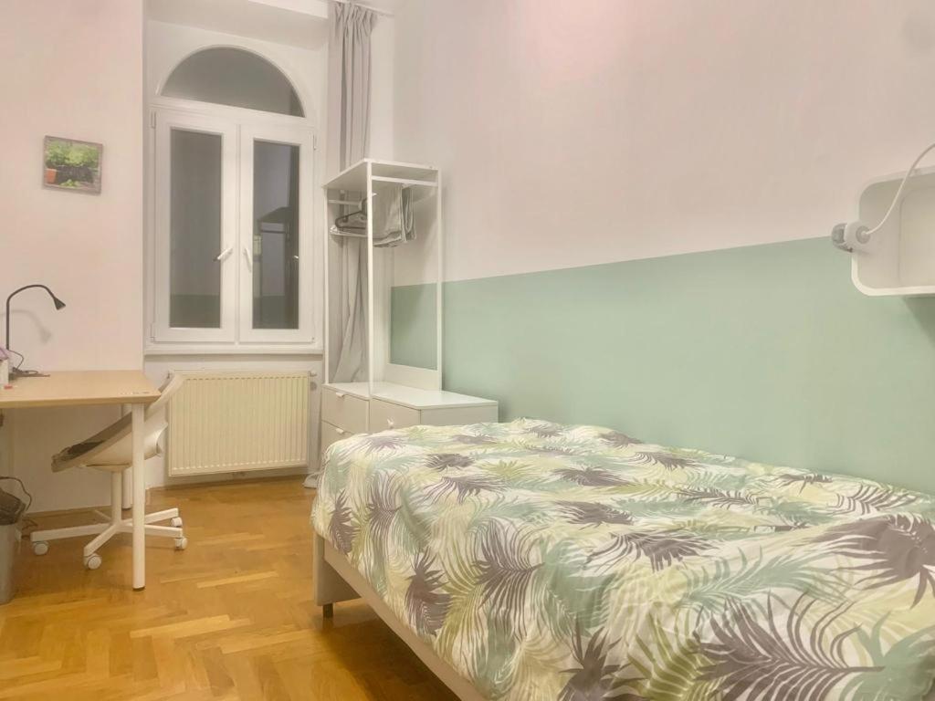 um quarto com uma cama e uma secretária. em Top location single by Bahnhof Meidling em Viena