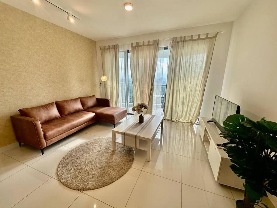 ein Wohnzimmer mit einem Sofa und einem Couchtisch in der Unterkunft Teega 8 pax Luxury Family suite by Our Stay in Nusajaya