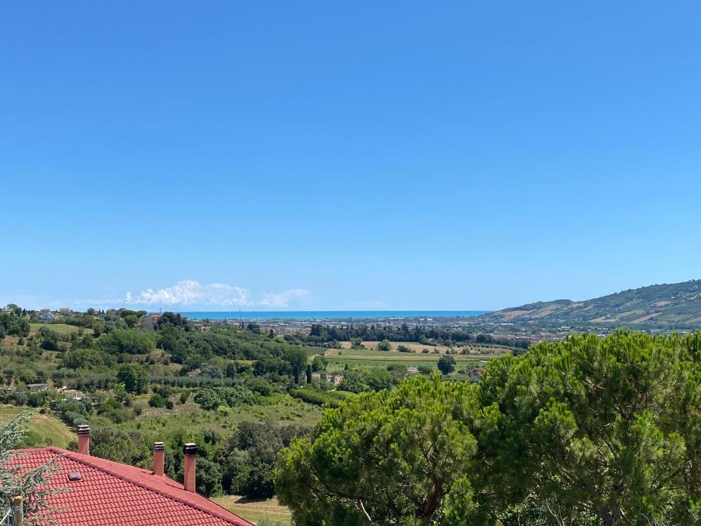 una vista desde el techo de una casa en Casa vacanze Podere Bellavista, en Monteprandone