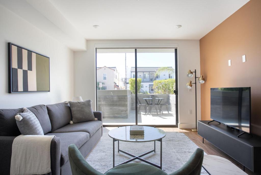 a living room with a couch and a table at Mid-Wilshire 2br w roof terrace nr shopping LAX-1121 in Los Angeles