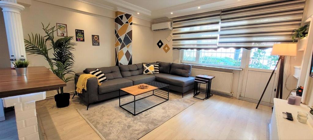 - un salon avec un canapé et une table dans l'établissement Modern Chic 2br Apt Vibrant Neighborhood, à Avcılar
