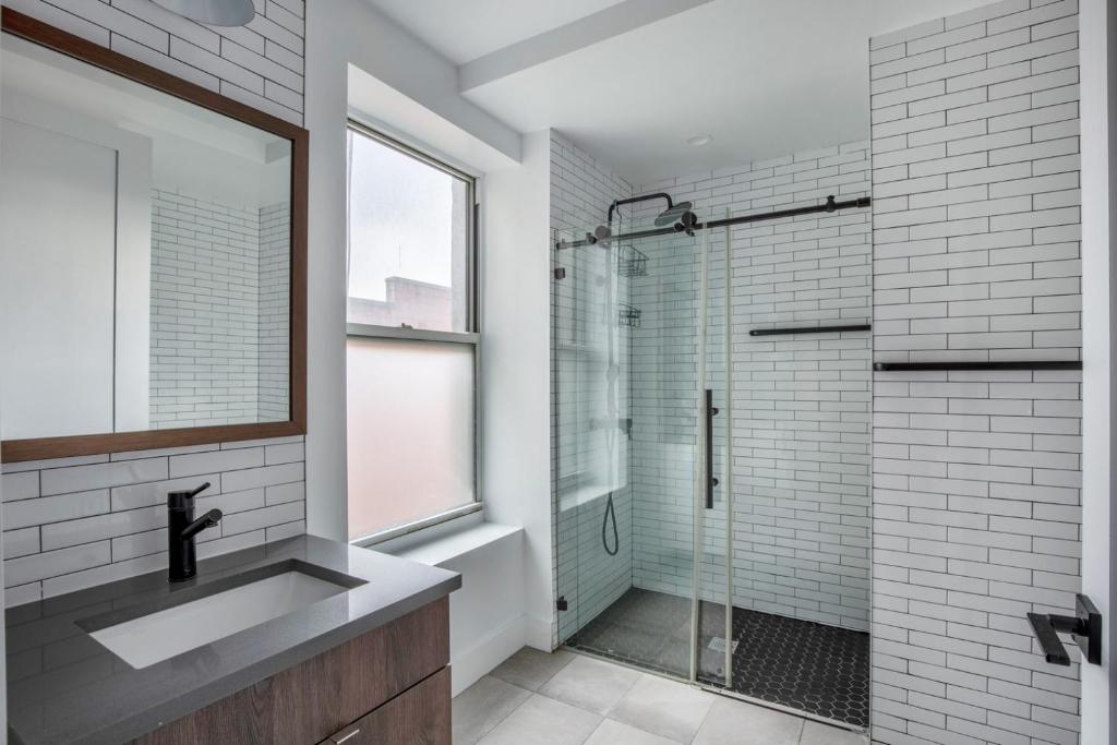 East Village 3br w elevator wd nr parks NYC-1209 - East Village 3br w elevator wd nr parks NYC-1209، East Village 3br w elevator wd nr parks NYC-1209