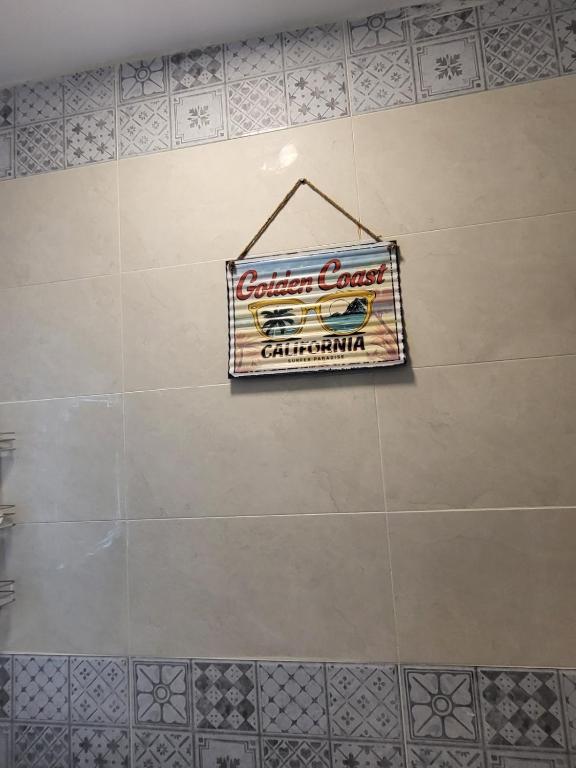 un letrero colgado en la pared de un baño en Traveler Rooms en Medina