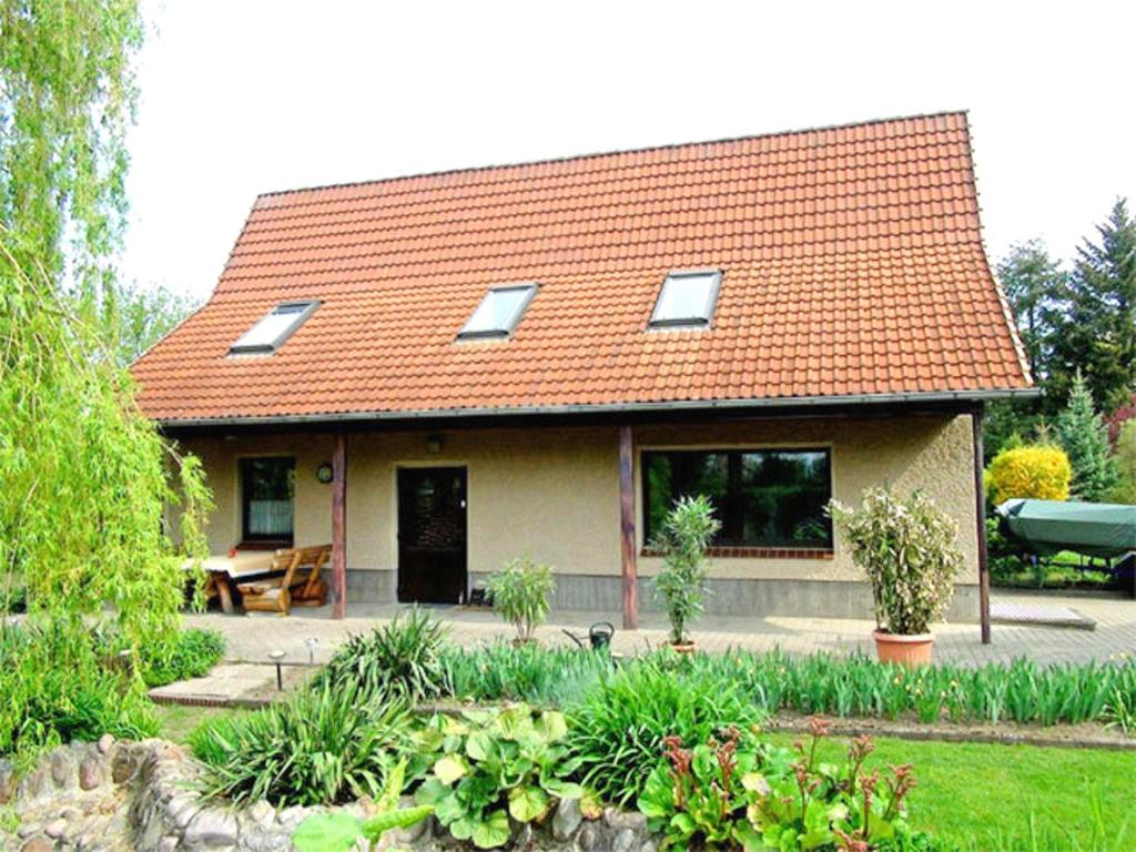 レヒリンにあるFerienhaus Rechlin SEE 4121の赤い屋根の小さな家