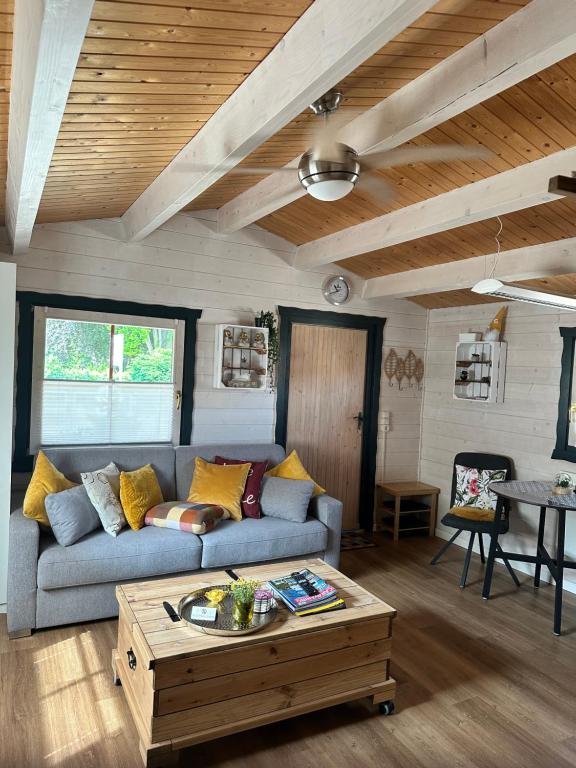 un soggiorno con divano e tavolino da caffè di NEU! Ferienhütte Tiny House a Schöningen