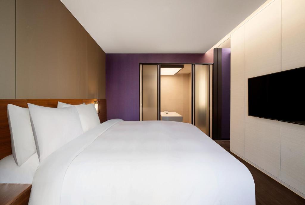 Postel nebo postele na pokoji v ubytování Courtyard by Marriott Suwon