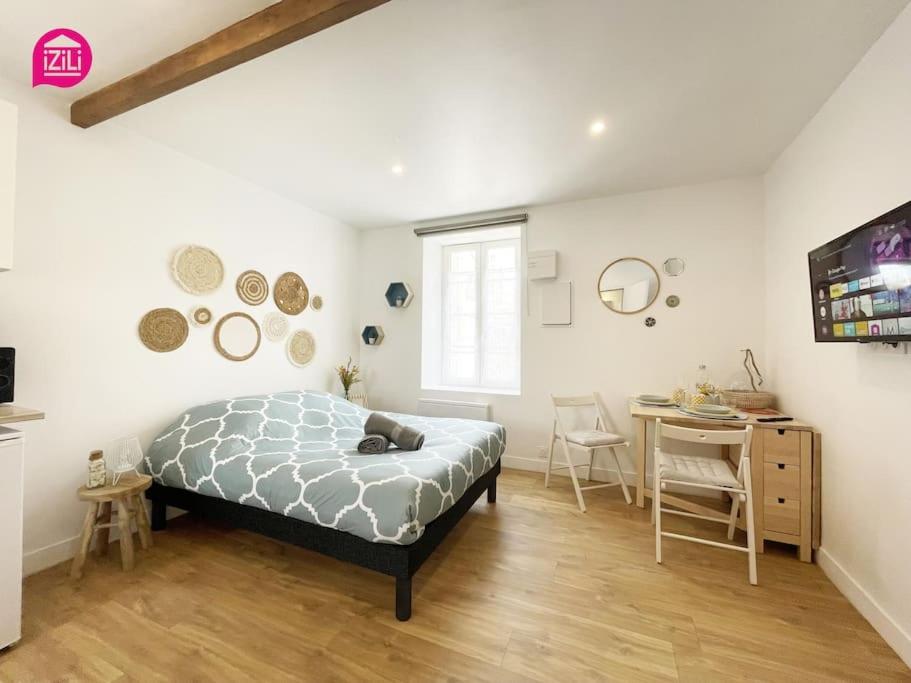une chambre avec un lit et un bureau dans l'établissement Le Studio Marin by CozyLife - Centre Ville - Gare, à Niort