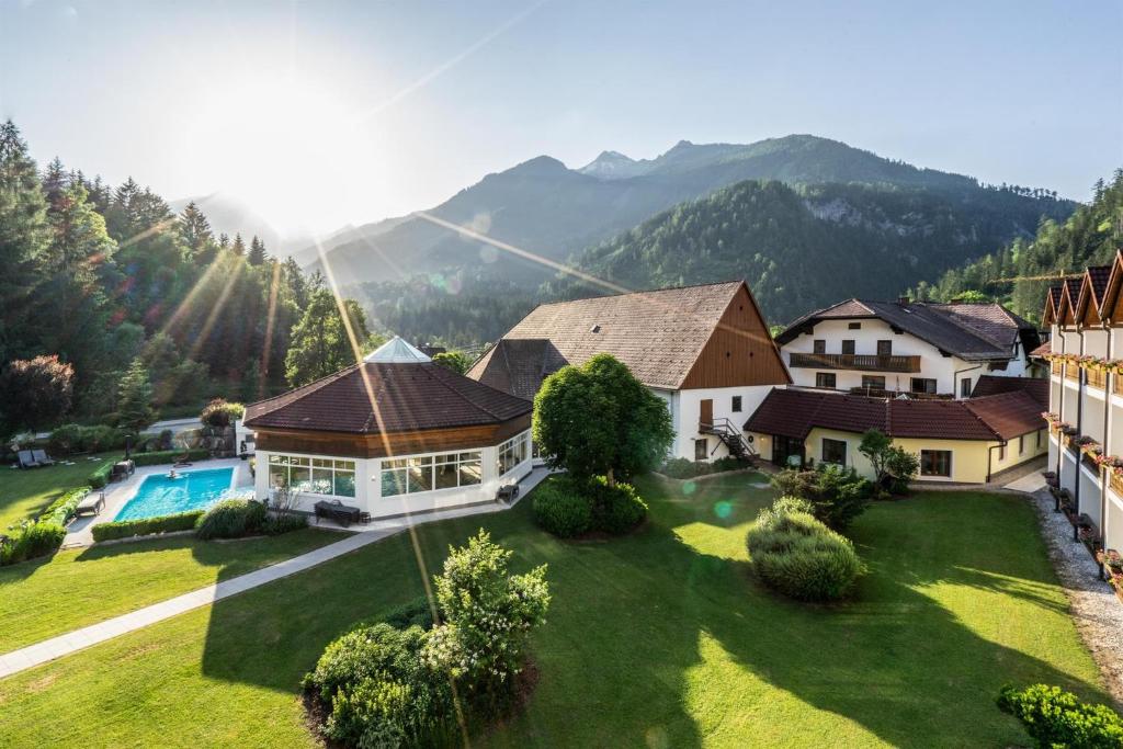 een luchtzicht op een huis in de bergen bij Relax- & Wanderhotel Poppengut in Hinterstoder