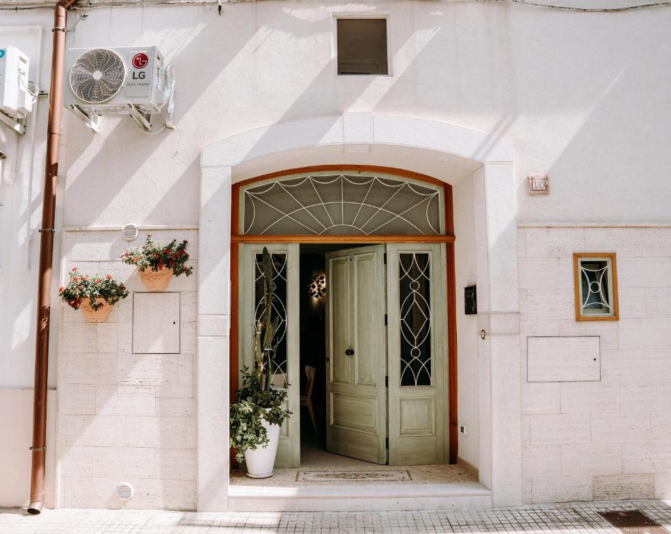 een groene deur op een wit gebouw bij Mare Adesso in Polignano a Mare