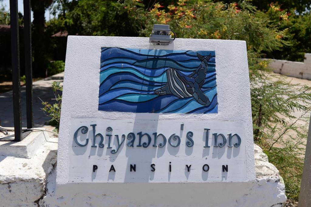 ein Zeichen mit einem Bild eines Fisches darauf in der Unterkunft Chiyanno's Inn in Dalyanköy