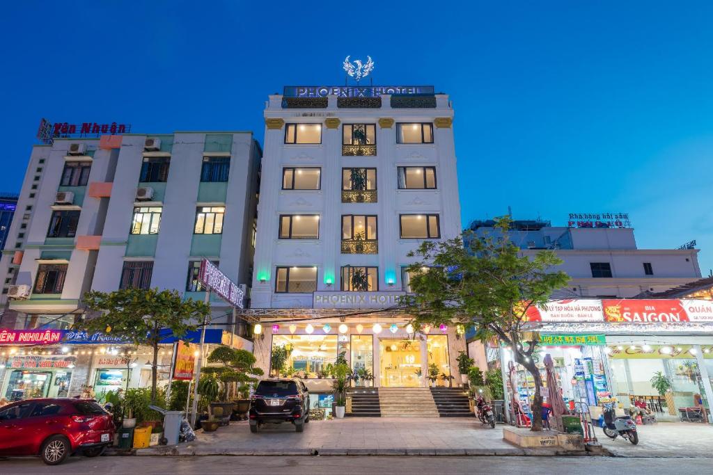 un edificio en una ciudad con coches aparcados delante en Phoenix Hotel Ha Long, en Ha Long