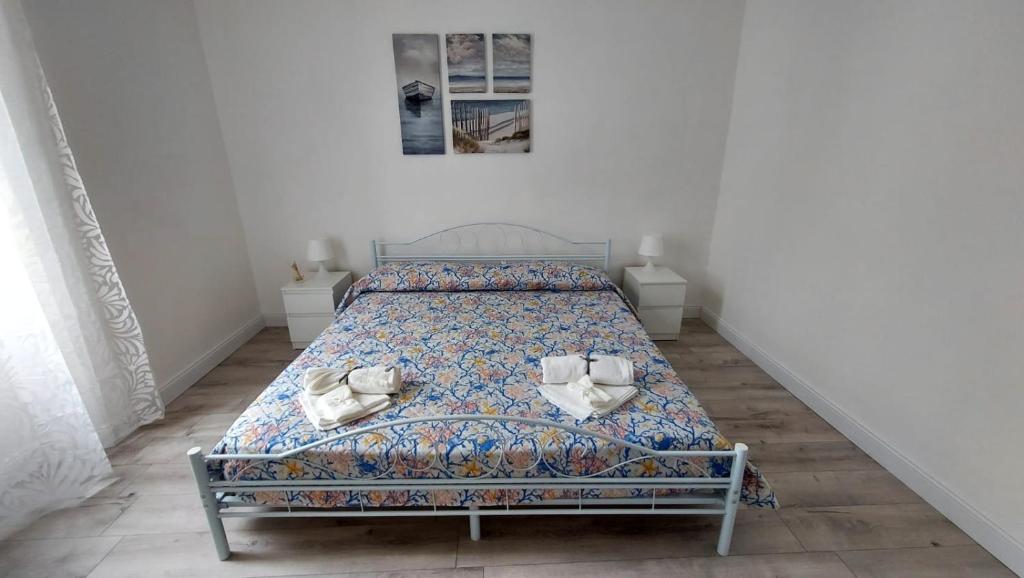 um quarto com uma cama com sapatos em Green Central house em La Spezia