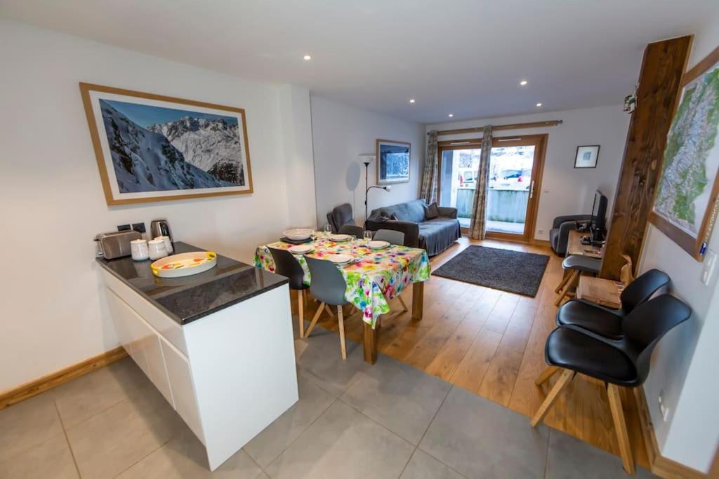 une cuisine et un salon avec une table et des chaises dans l'établissement Grand Paradis B01 - Modern with great location, à Chamonix-Mont-Blanc