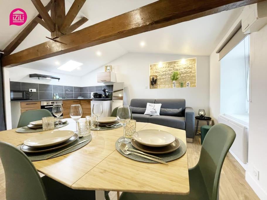 une salle à manger avec une table, des chaises et un canapé dans l'établissement La Brèche Niortaise by CozyLife - Centre Ville- Gare, à Niort