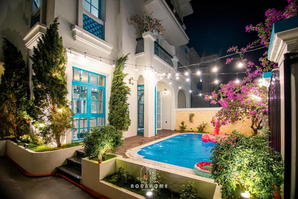 een binnenplaats met een zwembad in een huis met verlichting bij The An Nam Villa HaLong in Ha Long