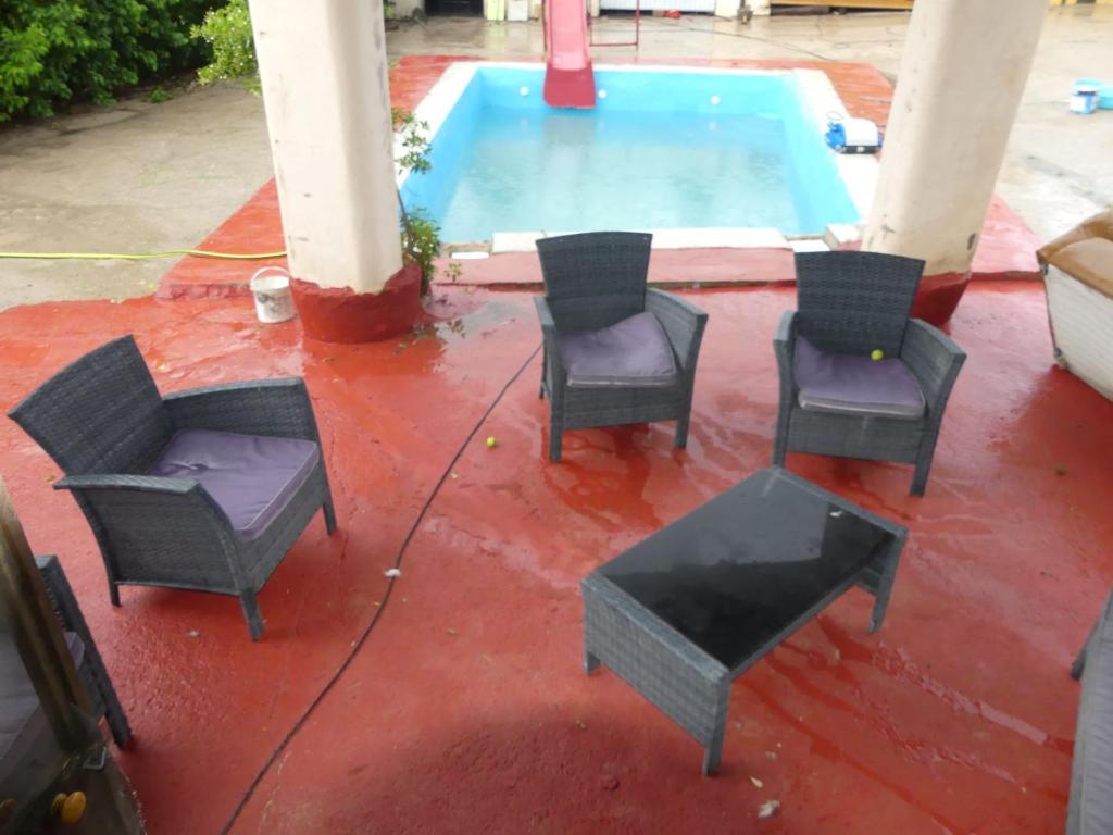 een groep stoelen naast een zwembad bij VILLA LOS MOLINOS in Candeleda
