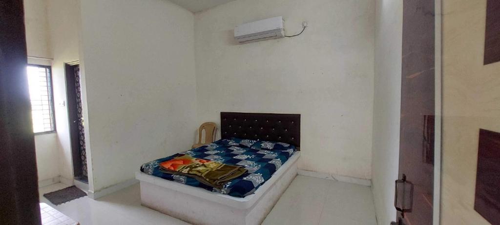 1 dormitorio pequeño con 1 cama en una habitación en OYO Flagship Hotel Royal Galaxy en Nagpur