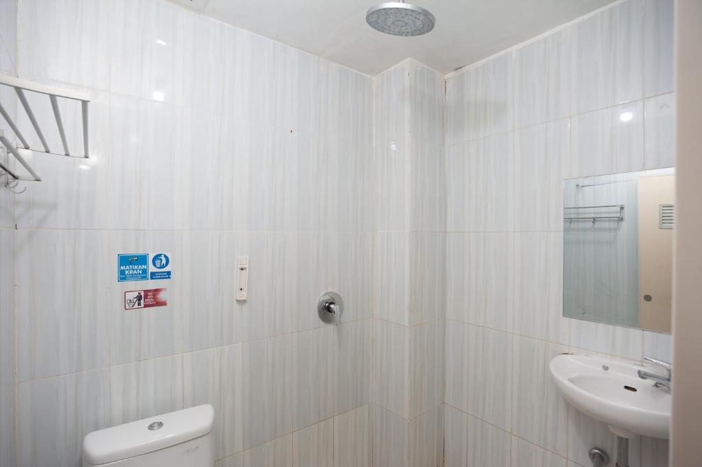 Koupelna v ubytování AVA Guesthouse Mitra RedDoorz Lampung