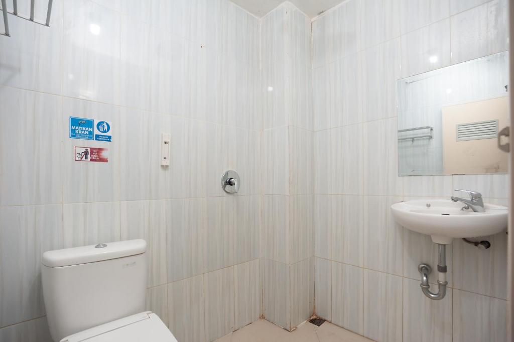Koupelna v ubytování AVA Guesthouse Mitra RedDoorz Lampung
