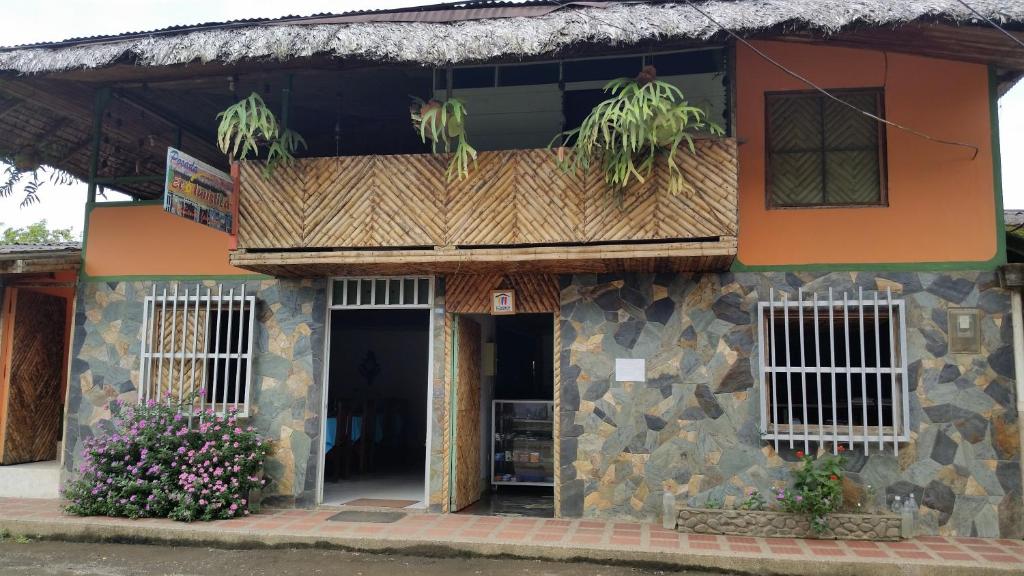 una casa con techo de paja en Posada Ecoturística El Valle, en El Valle