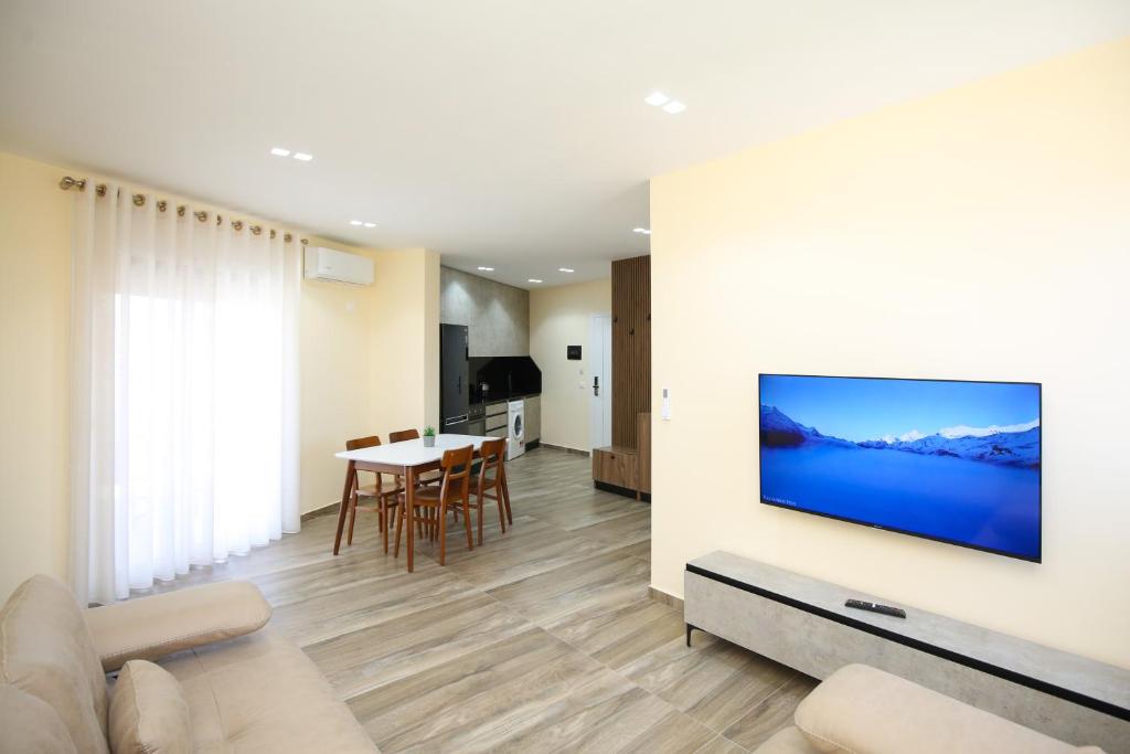 Televiisor ja/või meelelahutuskeskus majutusasutuses Queen Apartmets Vlore