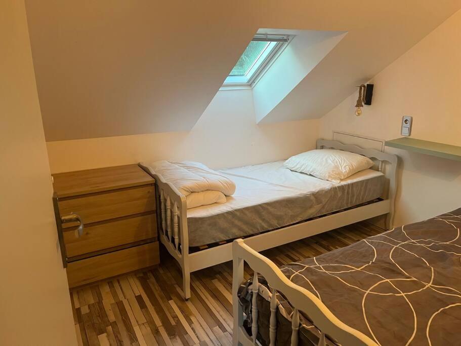 En eller flere senge i et værelse på Gîte au 1er étage avec jardin