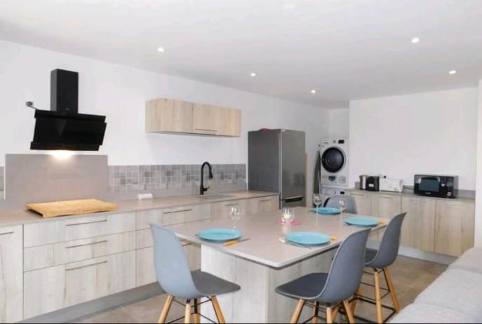 une cuisine avec une table et des chaises dans l'établissement Stunning T4 Musardière, à Antibes