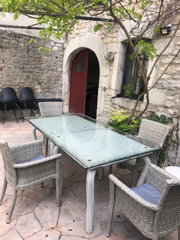 een tafel met twee stoelen en een tafel met bij meublé neuf avec jardin in Clairvaux-les-Lacs