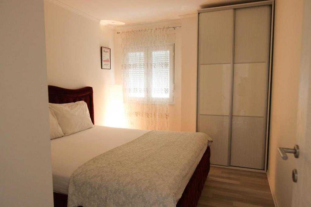 sypialnia z łóżkiem i oknem w obiekcie Skywalk House w mieście Mostar