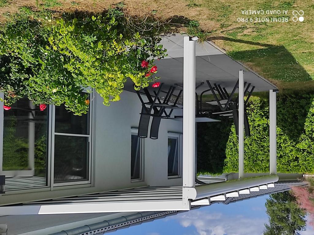 een tuinhuisje met stoelen en planten erop bij Ferienhaus FH21 in Graal-Müritz