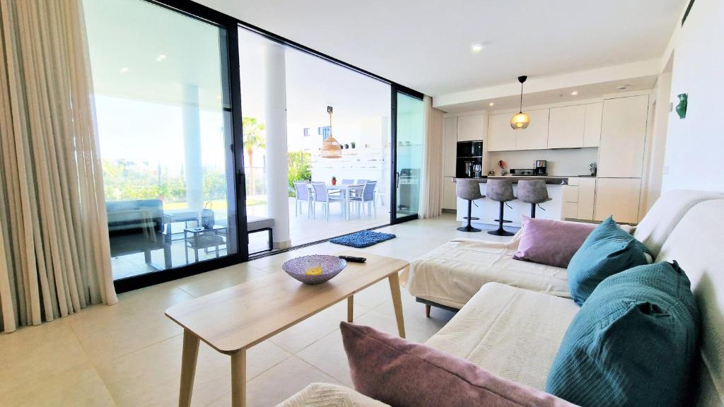 un soggiorno con divano e tavolo di AA Guest - Luxury Paradise Eco Apartment Higueron a Fuengirola
