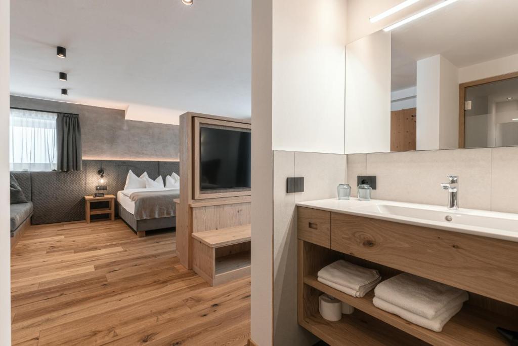 Postel nebo postele na pokoji v ubytování Hotel Niblea Dolomites