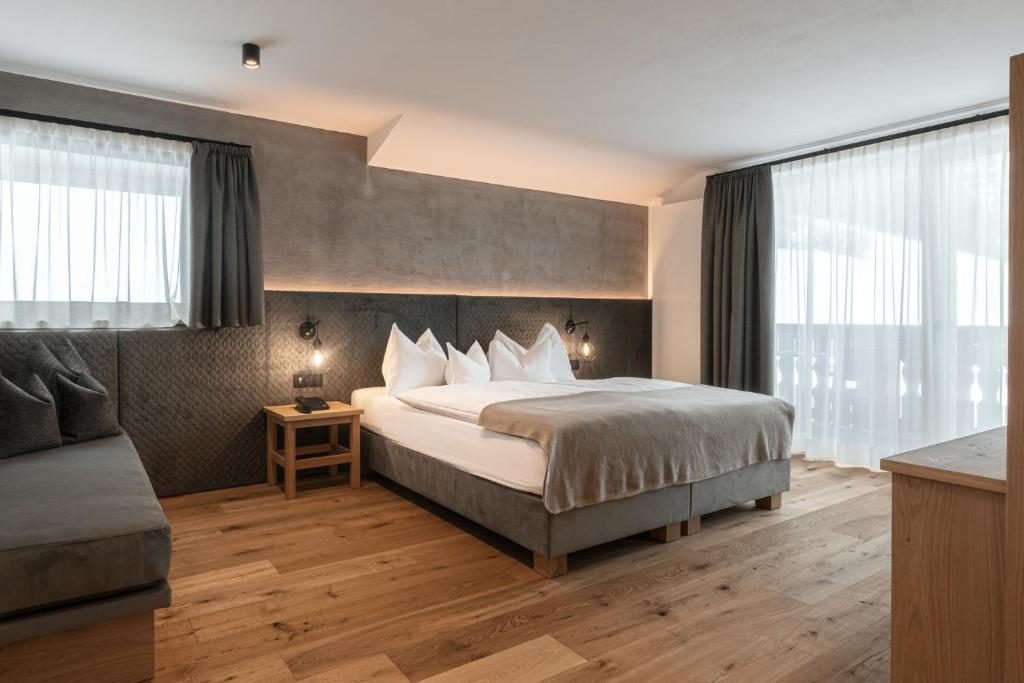 Postel nebo postele na pokoji v ubytování Hotel Niblea Dolomites