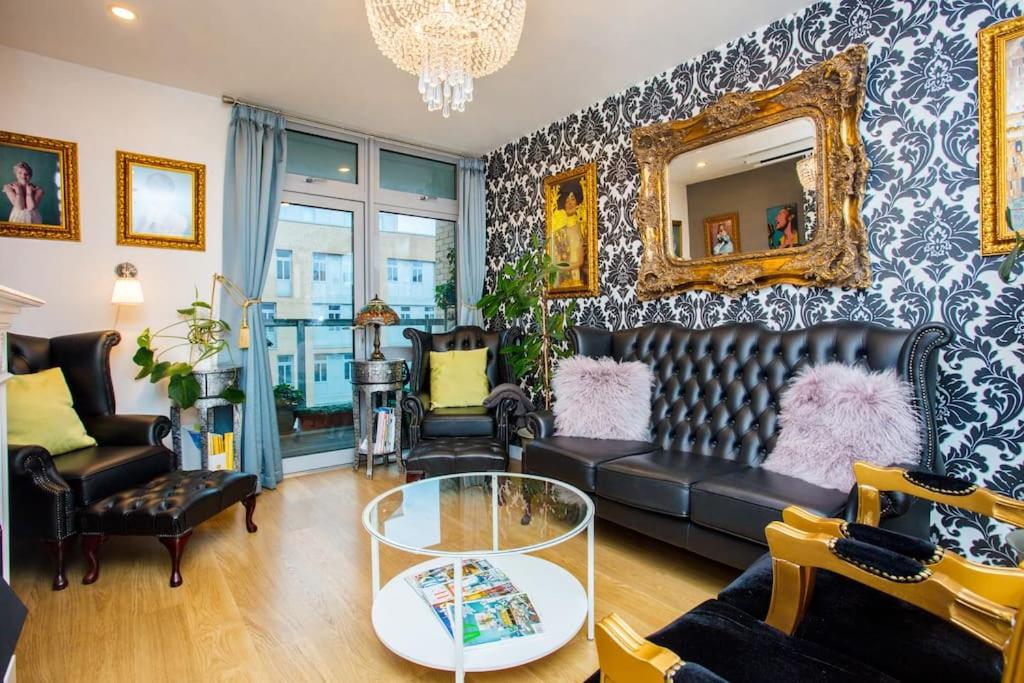 a living room with a couch and a mirror at Unique & Welcoming 2BD Flat in Limehouse in London