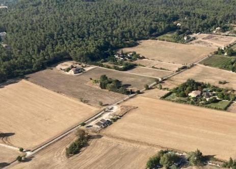 une vue aérienne sur une ferme avec des champs et des arbres dans l'établissement LOU SOLEIOU SAINT HILAIRE, à Luynes