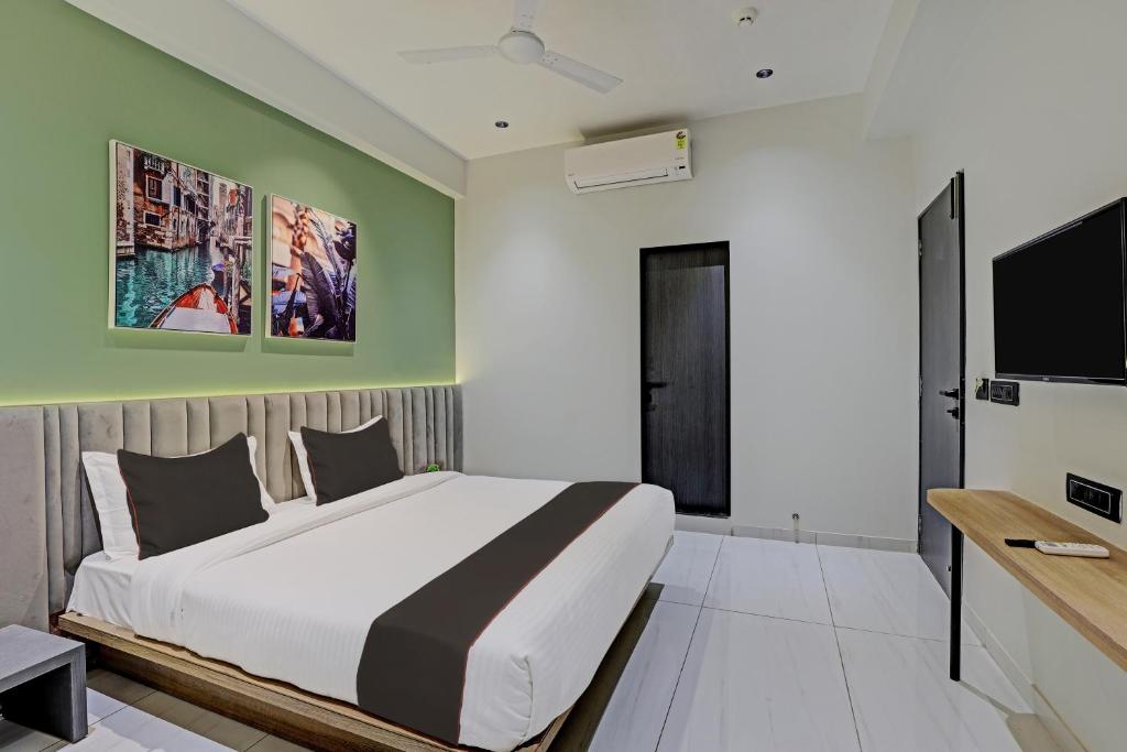 TV a/nebo společenská místnost v ubytování HOTEL LEE PLATINUM