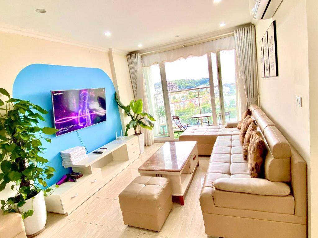 un soggiorno con divano e TV a schermo piatto di new life tower a Ha Long