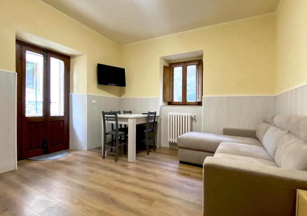 uma sala de estar com um sofá e uma mesa em Locanda del Buon Cammino em Chiusi della Verna
