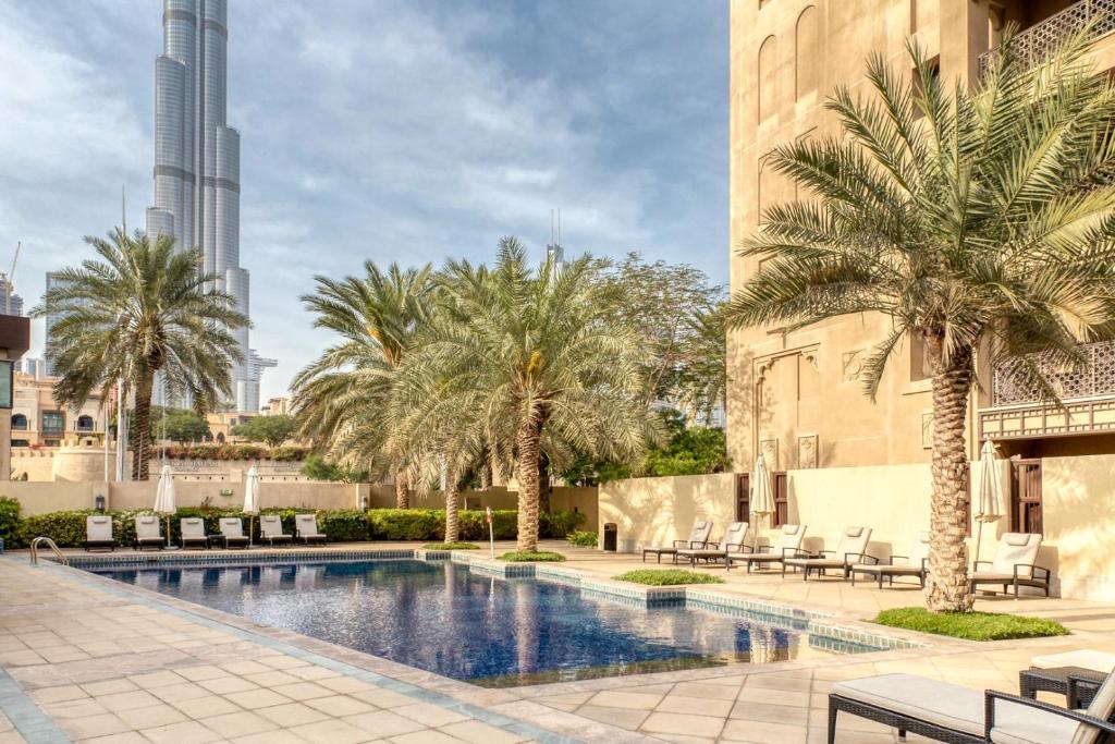 Bazén v ubytování Stylish 1-bedroom Downtown Dubai nebo v jeho okolí