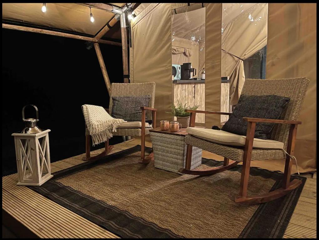 Posezení v ubytování Firefly Season Glamping