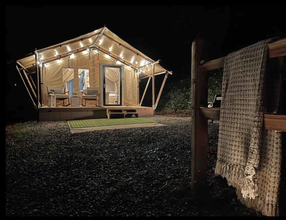 Budova, kde se the luxury tent nachází