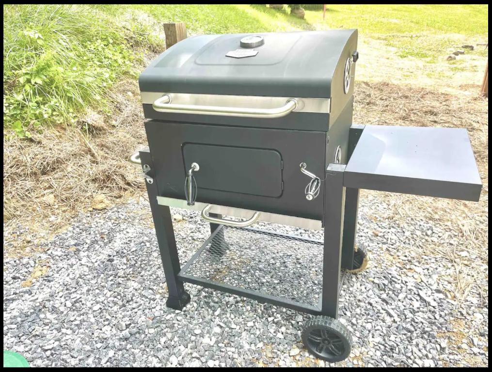 Gril dostupný pro hosty v luxury tent