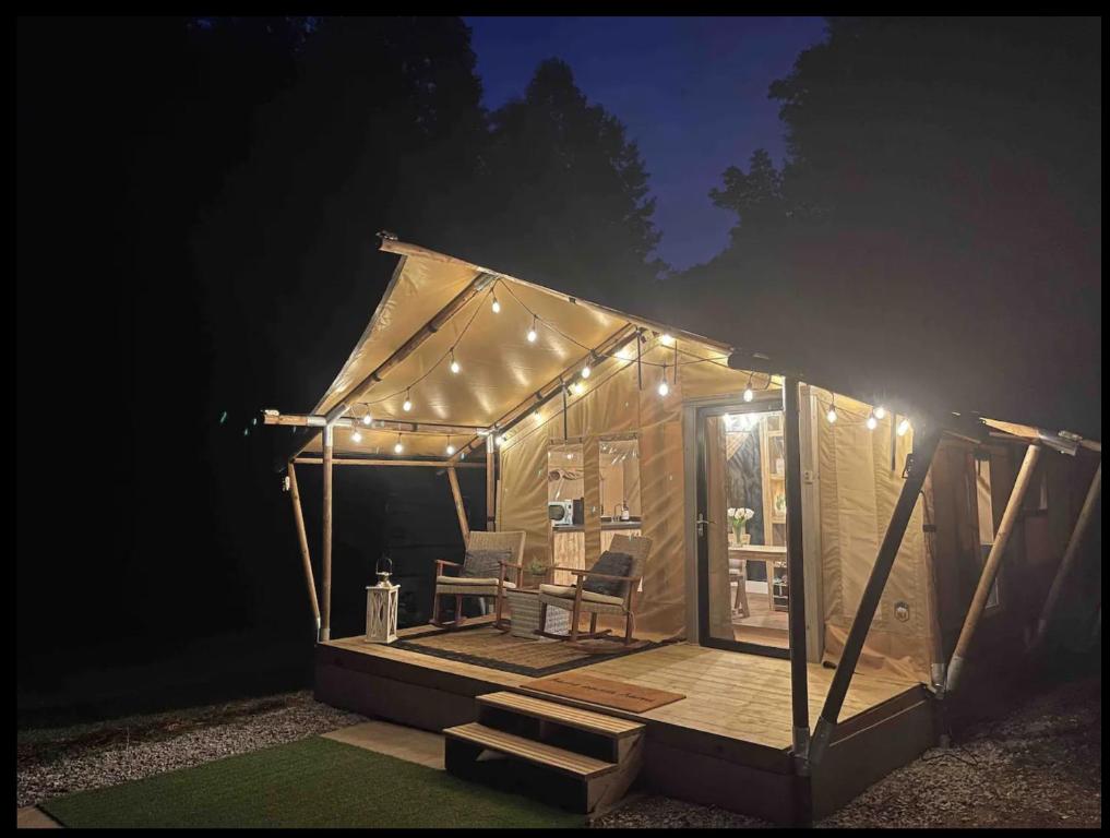 Fotografie z fotogalerie ubytování Firefly Season Glamping v destinaci Sevierville